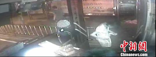 女乘客扔萬(wàn)元現(xiàn)金稱(chēng)“不要了”公交司機(jī)尋主未果