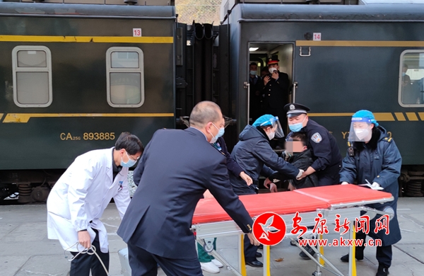 民警協(xié)助醫(yī)護(hù)人員將旅客張某抬上擔(dān)架。.jpg