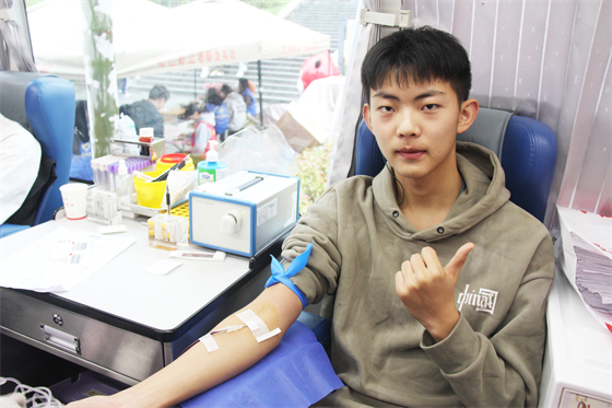 青春熱血匯聚點(diǎn)滴愛(ài)心 無(wú)私奉獻(xiàn)相約美麗校園