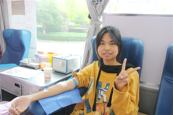 青春熱血匯聚點(diǎn)滴愛(ài)心 無(wú)私奉獻(xiàn)相約美麗校園