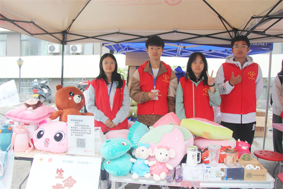 青春熱血匯聚點(diǎn)滴愛(ài)心 無(wú)私奉獻(xiàn)相約美麗校園