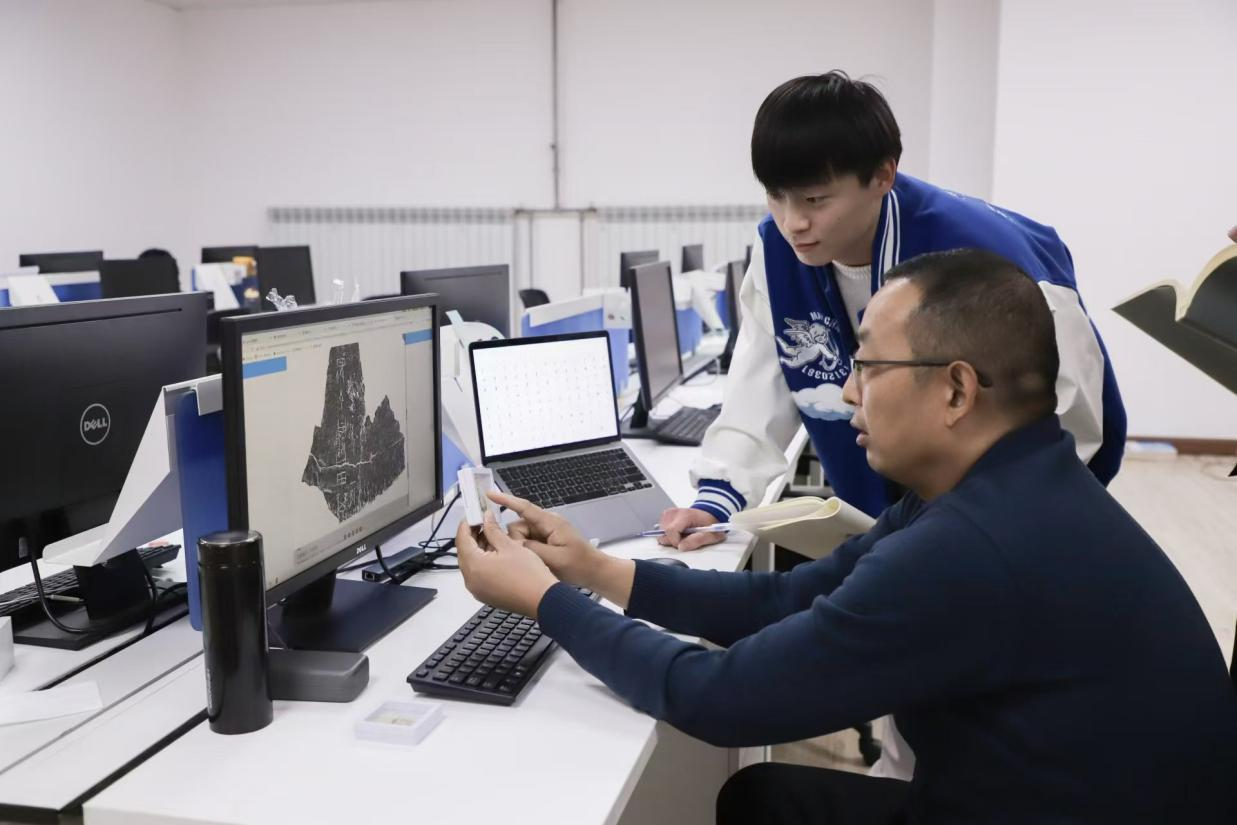 安陽師范學(xué)院甲骨文信息處理教育部重點實驗室，劉永革正在給學(xué)生講甲骨文。受訪者供圖