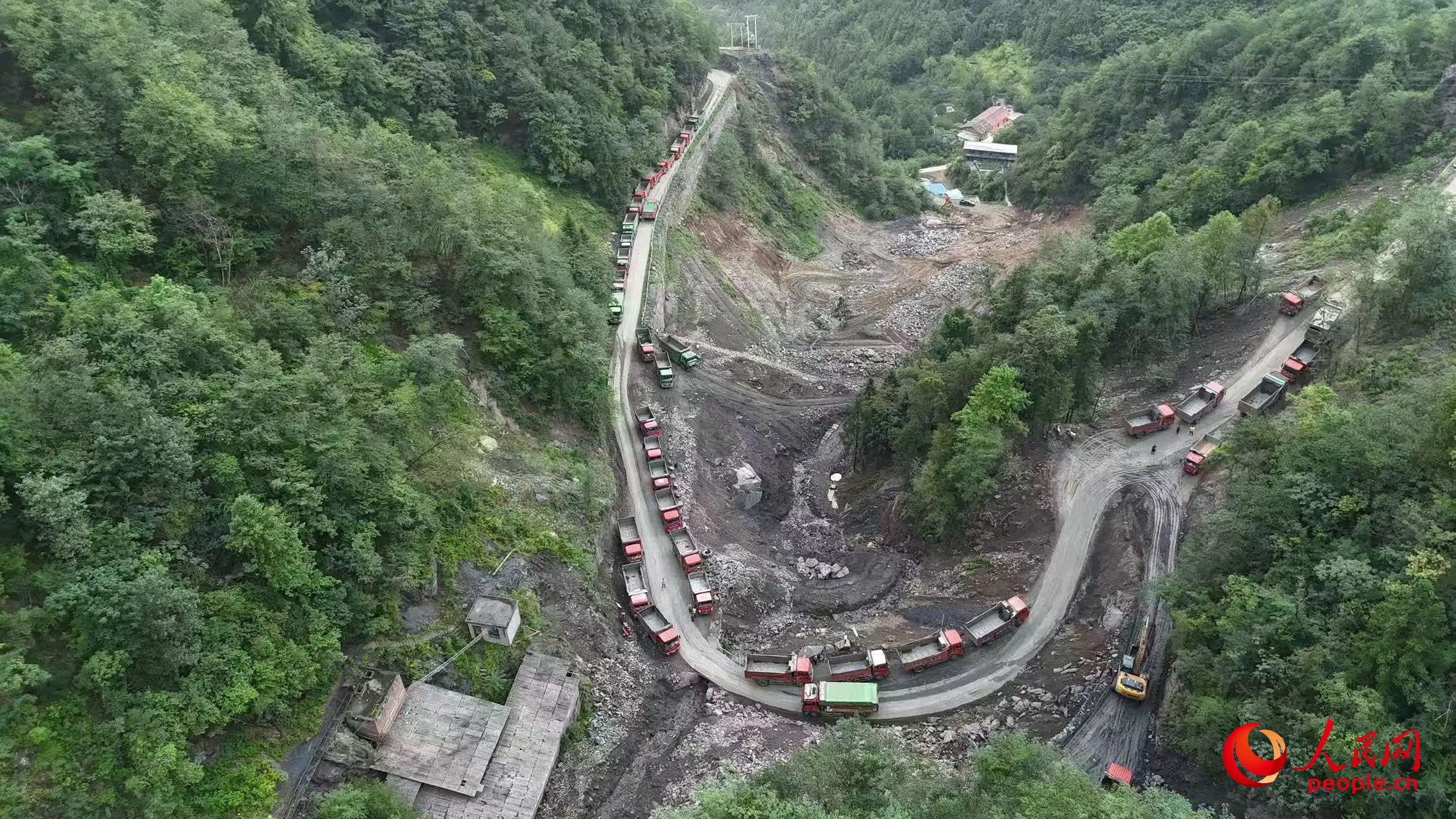 清運(yùn)礦渣的卡車停在工區(qū)。受訪者供圖