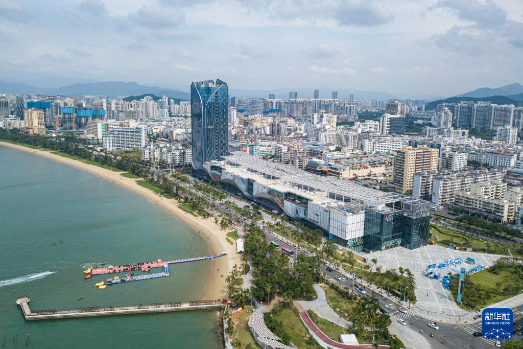 海南自貿(mào)港重點(diǎn)園區(qū)——三亞中央商務(wù)區(qū)（無人機(jī)照片，11月1日攝）。新華社記者 蒲曉旭攝