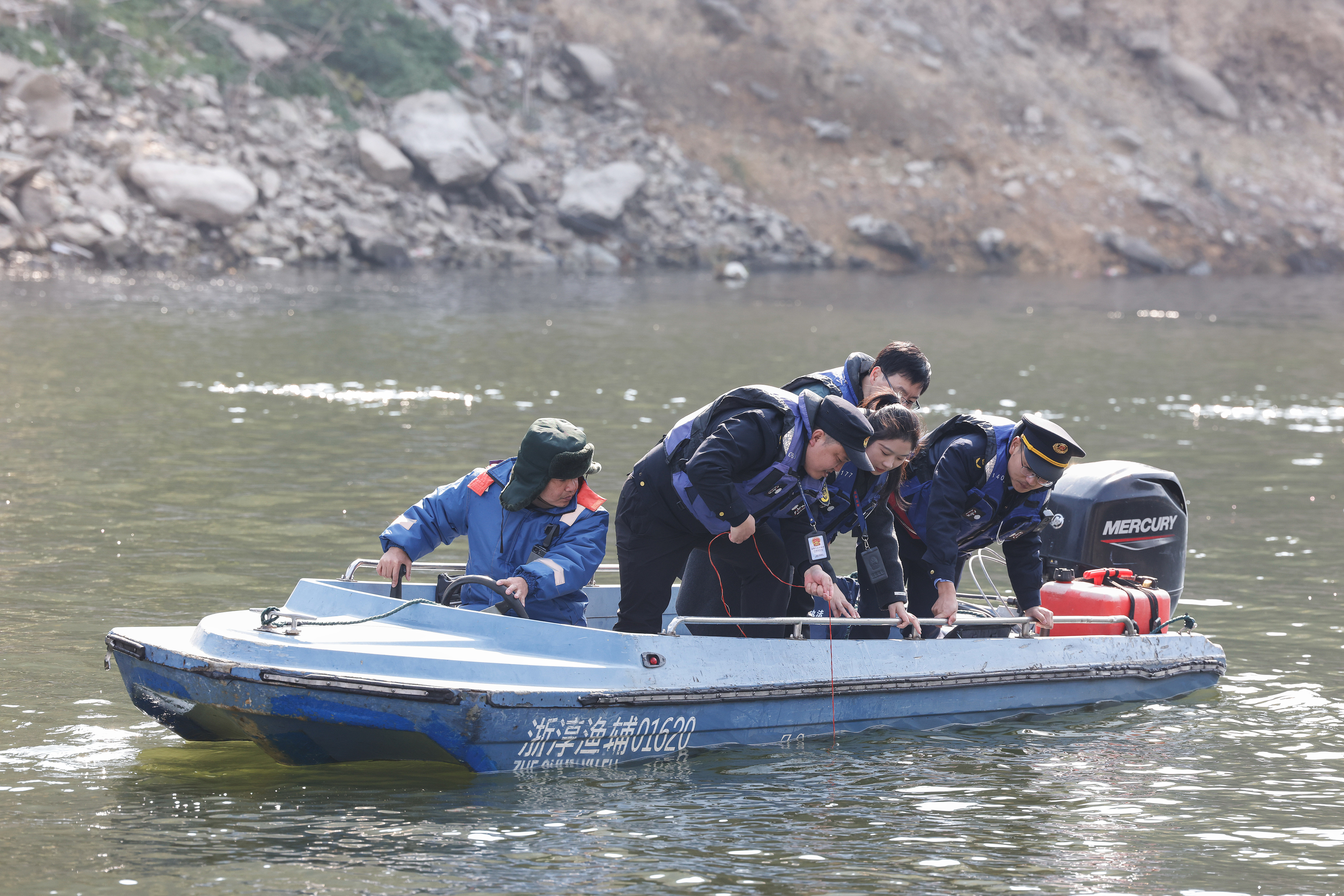 2025年12月4日，浙江杭州淳安縣與安徽黃山歙縣紀(jì)檢監(jiān)察干部及綜合行政執(zhí)法人員對(duì)浙皖交界的新安江鳩坑口水域進(jìn)行常態(tài)化巡河，共同保護(hù)漁業(yè)資源和水域生態(tài)環(huán)境。