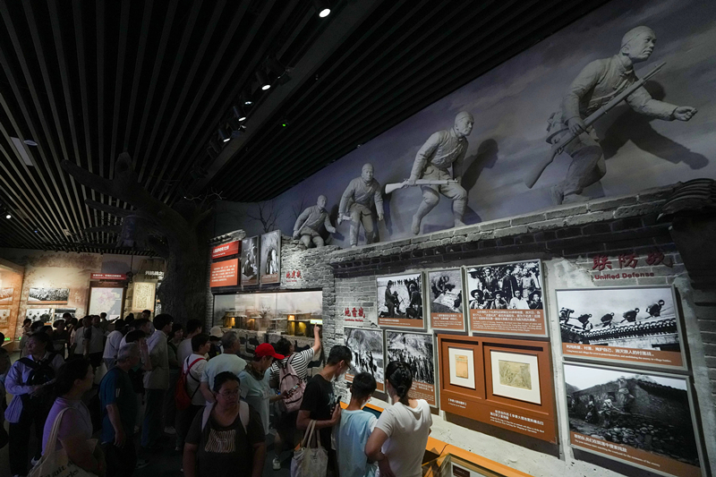 2025年7月8日，參觀者在中國人民抗日戰(zhàn)爭紀(jì)念館參觀《為了民族解放與世界和平》主題展覽。