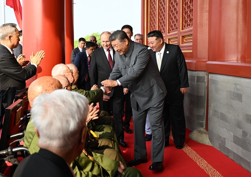 2025年9月3日，習(xí)近平總書記同抗戰(zhàn)老戰(zhàn)士老同志代表親切握手，向他們表示崇高敬意。