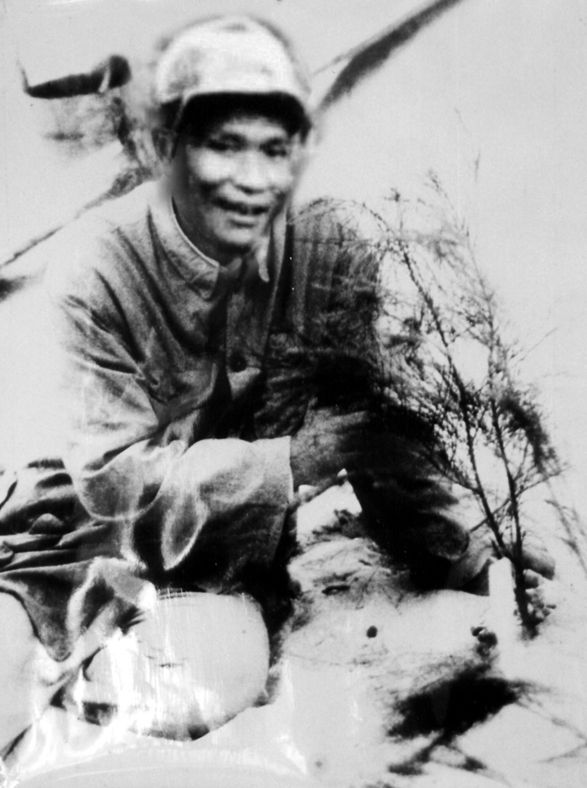 谷文昌與試種成活的木麻黃（資料照片）。