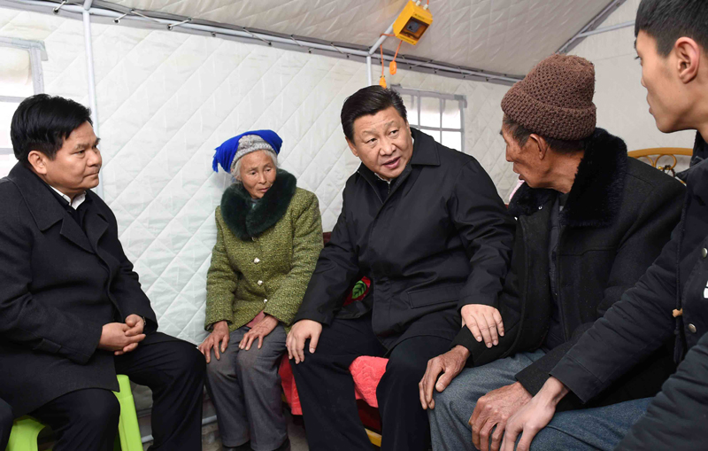 2015年1月19日，習(xí)近平總書記來到云南魯?shù)榭h小寨鎮(zhèn)甘家寨紅旗社區(qū)過渡安置點(diǎn)，看望受災(zāi)群眾甘正芬和她的老伴兒鄒體富。