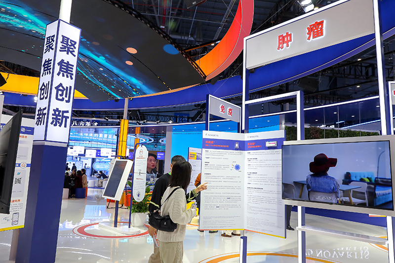 2025年11月9日，上海，第八屆進博會（醫(yī)療器械及醫(yī)藥保健展區(qū)）。