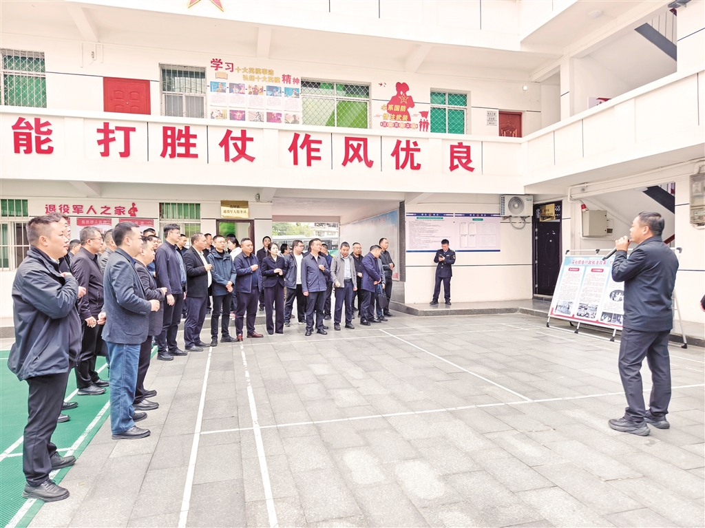 各鎮(zhèn)鎮(zhèn)長和鎮(zhèn)綜合行政執(zhí)法人員在蒿坪交流學習