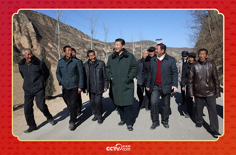 2015年春節(jié)前夕，習(xí)近平總書記回到陜西延安梁家河村看望鄉(xiāng)親。