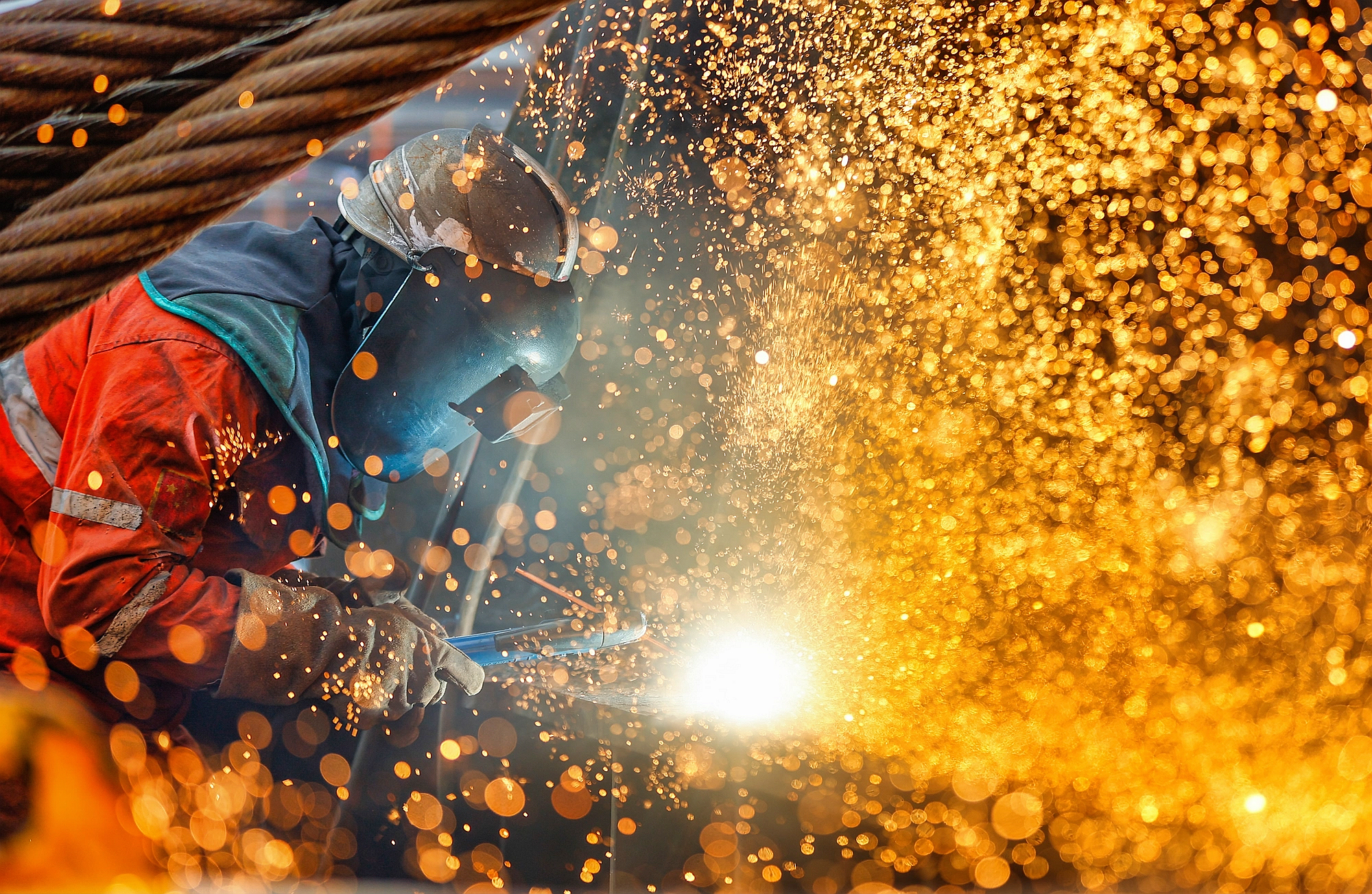 △ 2026年1月29日，在天津市濱海新區(qū)，海上油氣平臺建設(shè)工人進行現(xiàn)場施工。