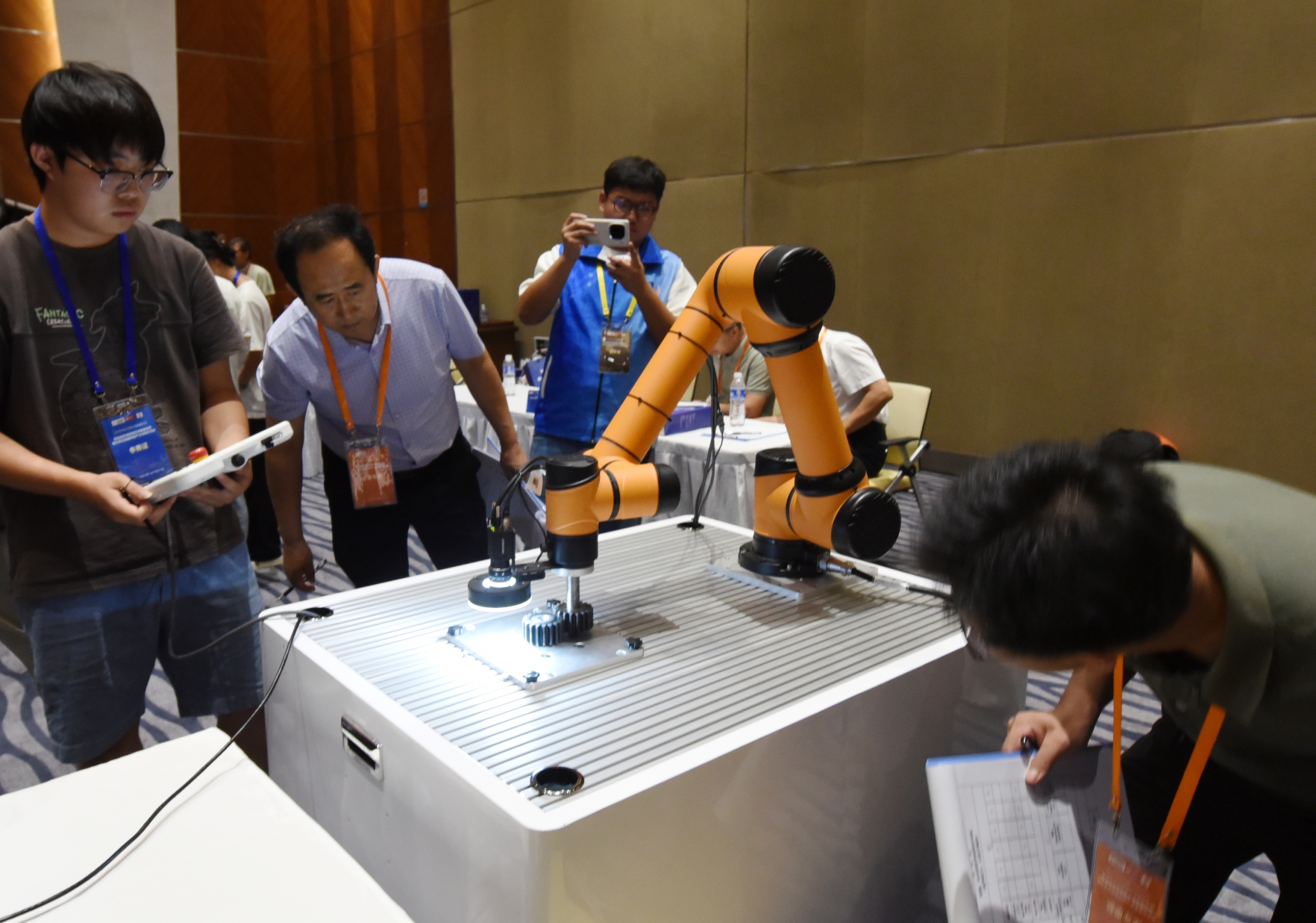 2025年中國大學(xué)生機械工程創(chuàng)新創(chuàng)意大賽智能精密裝配賽京津冀魯聯(lián)賽現(xiàn)場，評委對參賽選手進行實操調(diào)試評比。