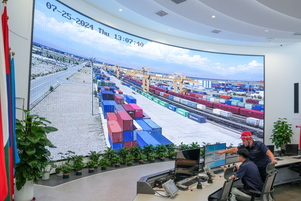 △ 在中哈（連云港）物流合作基地，工作人員通過(guò)“中哈物流場(chǎng)站”信息化跟蹤系統(tǒng)查看集裝箱運(yùn)輸情況（2024年7月25日攝）。