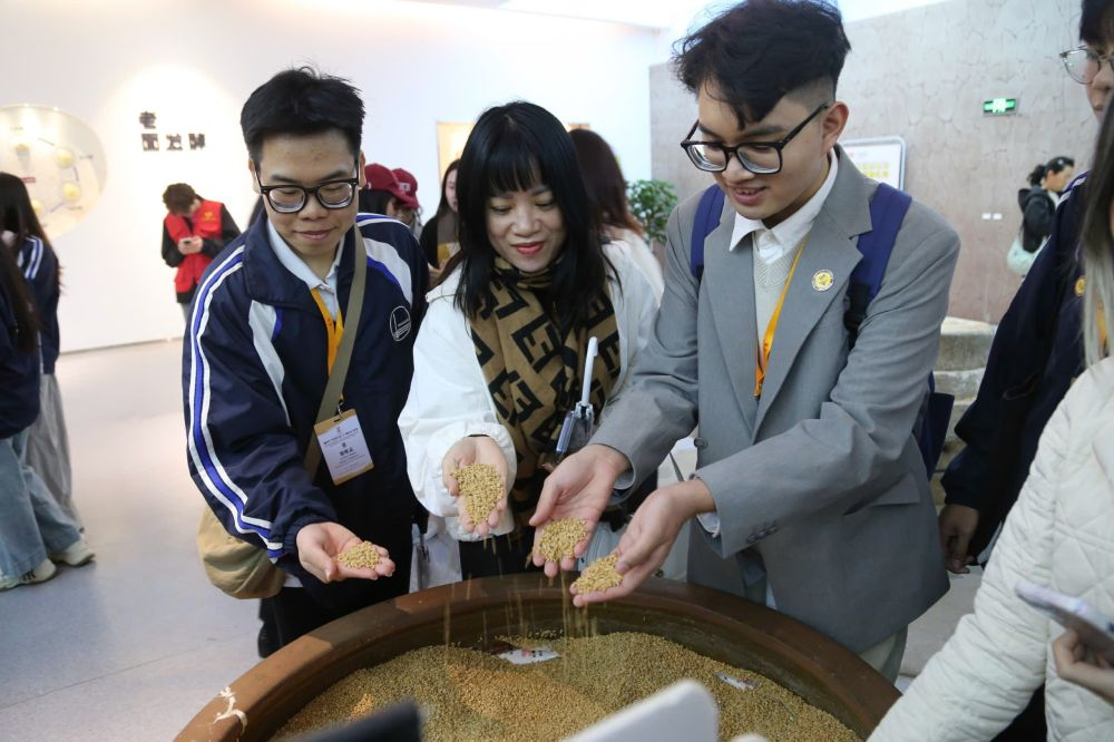 2026年3月30日，參加“紅色研學(xué)之旅”的越南青年在河北參觀新農(nóng)村建設(shè)。